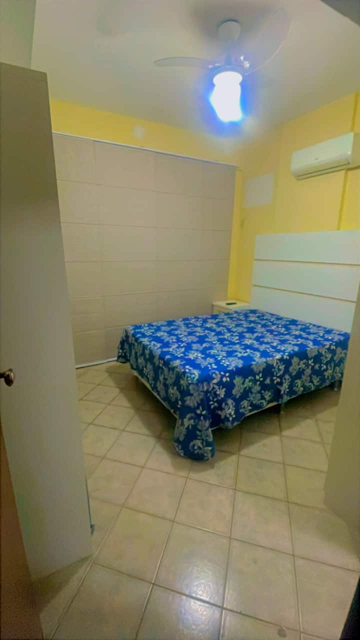 Спална соба со сопствен апартман, клима уред, тавански вентилатор и паметен телевизор!