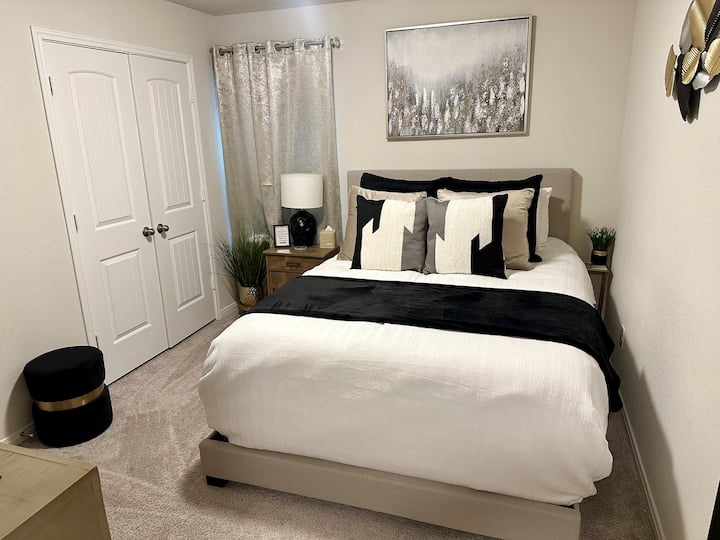 Armario para guardar ropa con almohadas y ventilador adicionales 