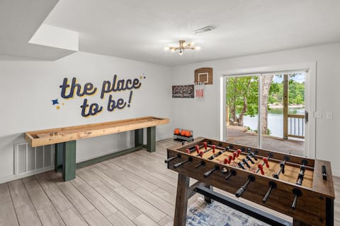 Lakefront-Game room-Hot tub-Luxury beds-Guitar