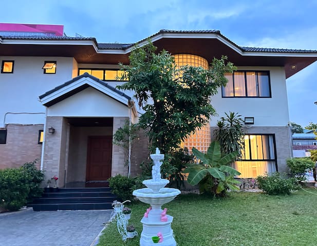 Sukhumvit71 Swimming pool Villa素坤逸71巷泳池别墅订满三天以上送接机