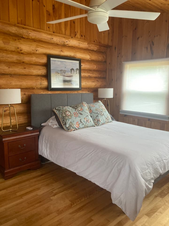 master bedroom (queen)