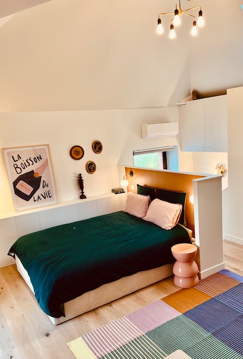 Charming air-conditioned suite in the city center