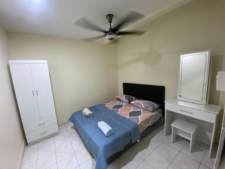 Спална соба 4
- Брачен кревет (широк 150-179 см)
- Вентилатор на таванот