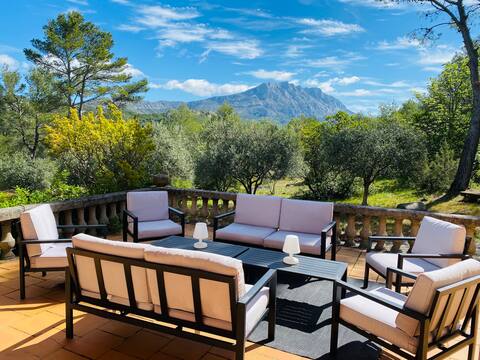 Provencal charm at the foot of Ste Victoire
