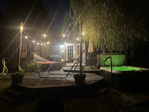 Fishers Getaway • Hot Tub • Walk to Dining • Pets!