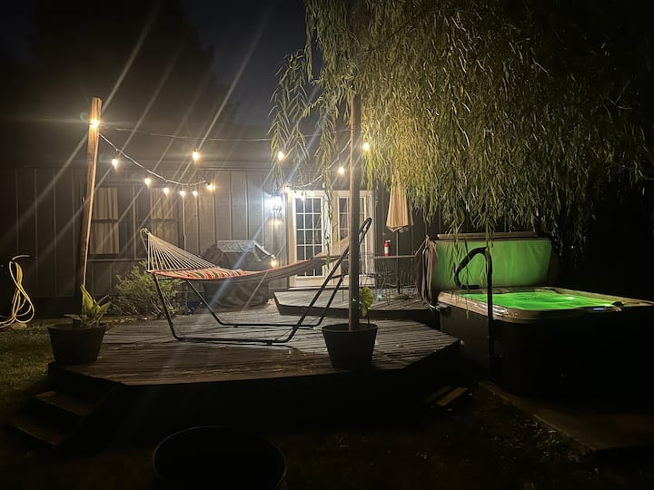 Fishers Getaway • Hot Tub • Walk To Dining • Pets! - Carmel, IN