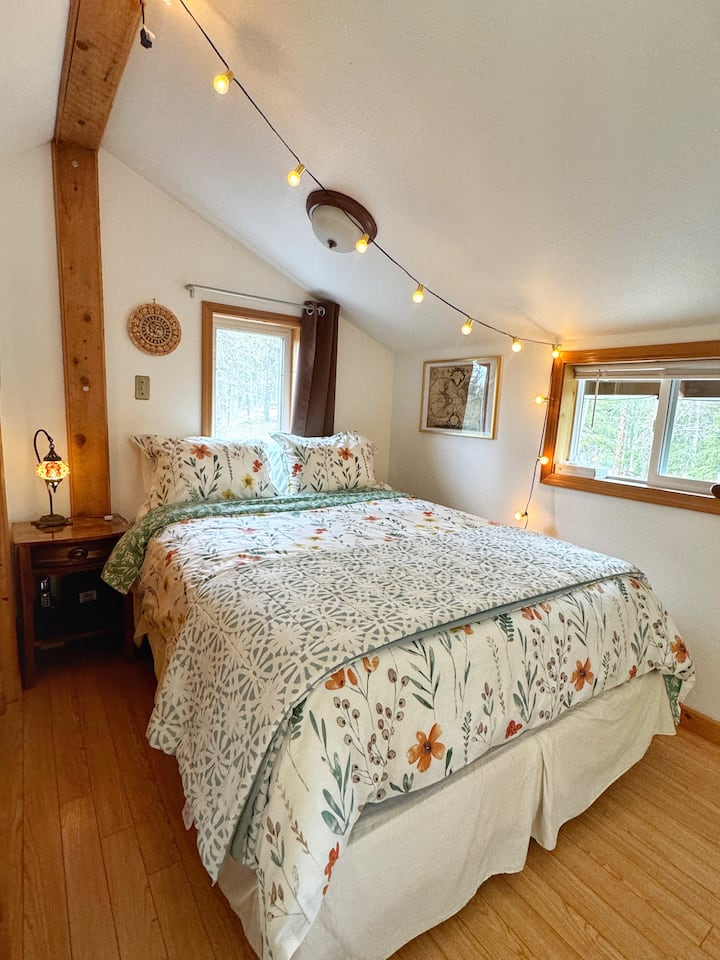 Საძინებელი ლოფტი (საწოლი 152 × 203 სმ)