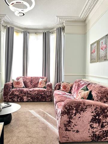 Luxe 4BR Retreat gallery image 4