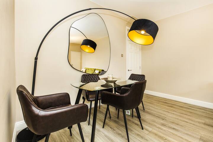 Luxe 4BR Retreat gallery image 3