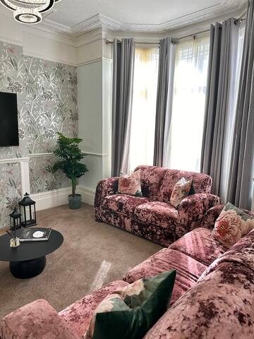 Luxe 4BR Retreat gallery image 5