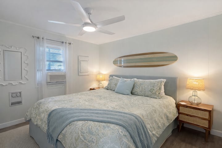 מיטת קווין סייז עם טלוויזיה! אנחנו מספקים מצעים, כך שאין צורך להביא מצעים משלכם או לשכור אותם! מארחים בראש שקט! 