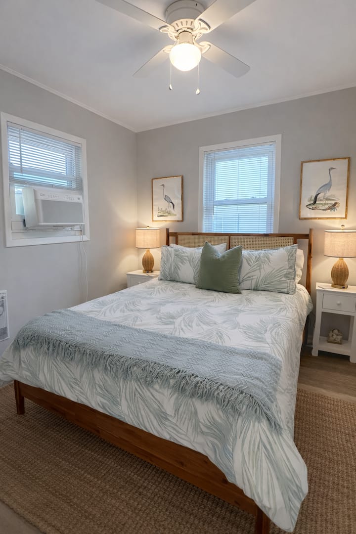 מיטת קווין סייז עם טלוויזיה! אנחנו מספקים מצעים, כך שאין צורך להביא מצעים משלכם או לשכור אותם! מארחים בראש שקט! 