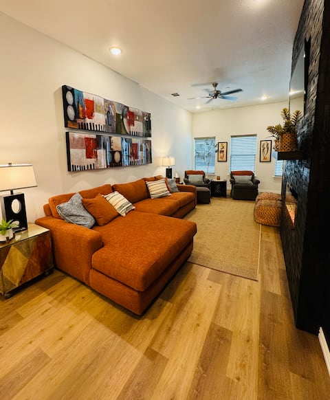 Top Airbnb: Gated Condo in Heart of Entertainment District! in Arlington