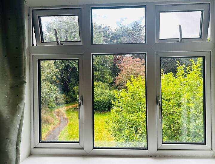 חלון הפונה דרומה המשקיף על הגינה 