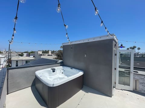 Naples Island Rooftop Hot Tub | Walk to 2nd St