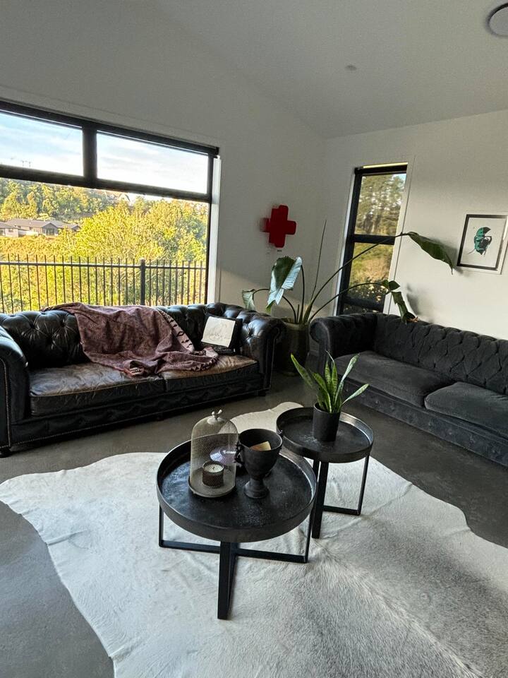 Stylish And Cosy Home - New Plymouth