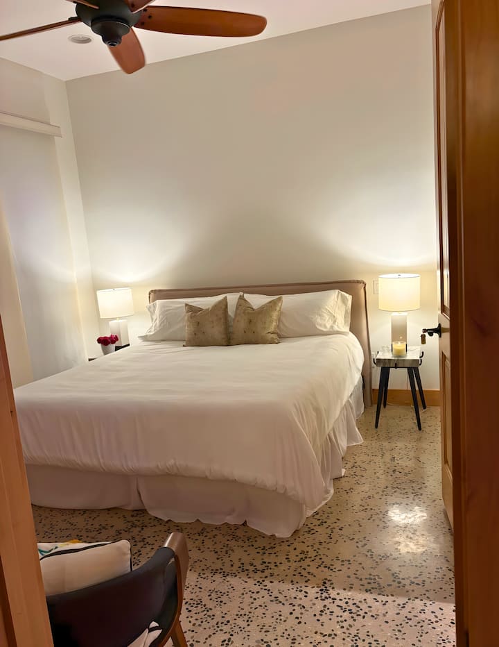 Hostia sa tešia z pohodlia tejto postele. (Apartmán Queen má pripojenú vlastnú kúpeľňu.)