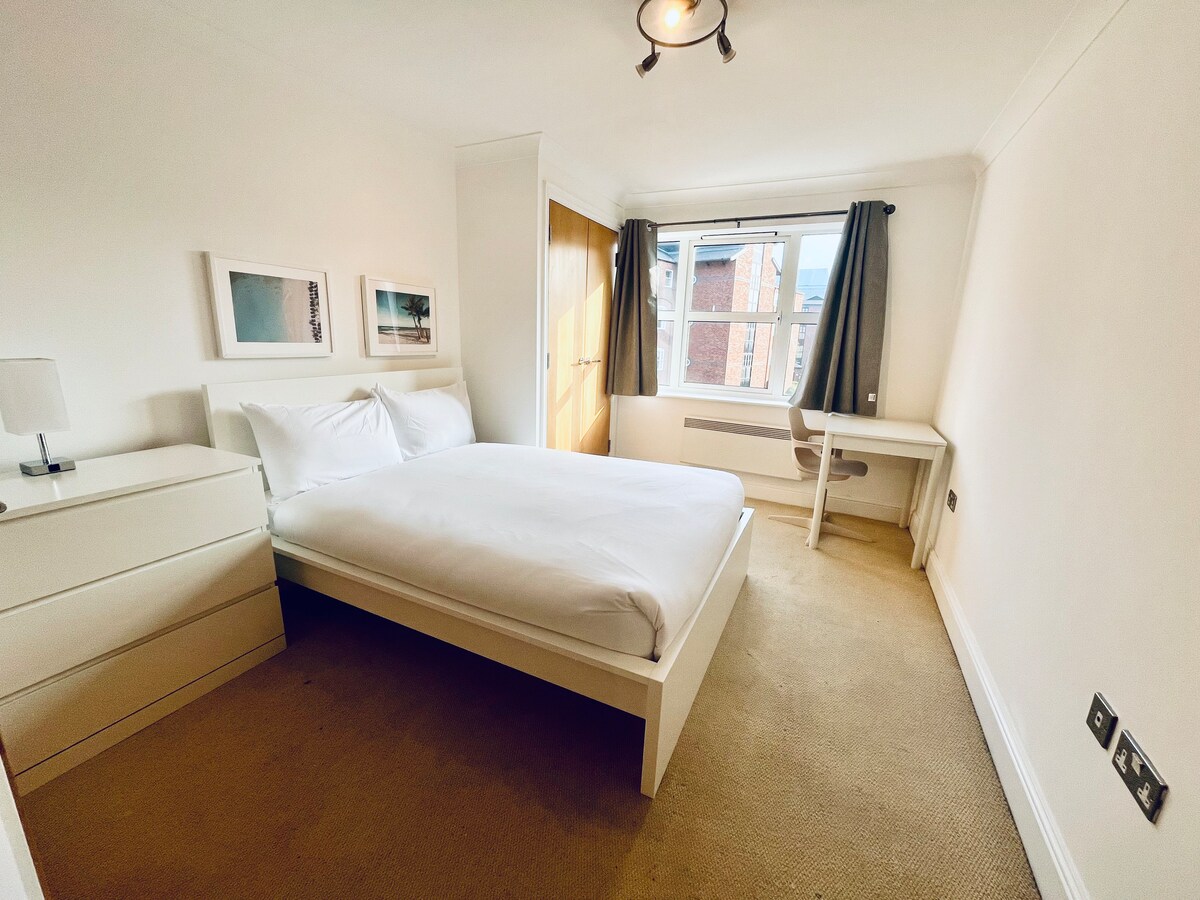 Chumba cha kulala chenye chumba cha kulala kilichojengwa kwenye kabati la nguo, dawati la kazi na chaja za USB A/C 