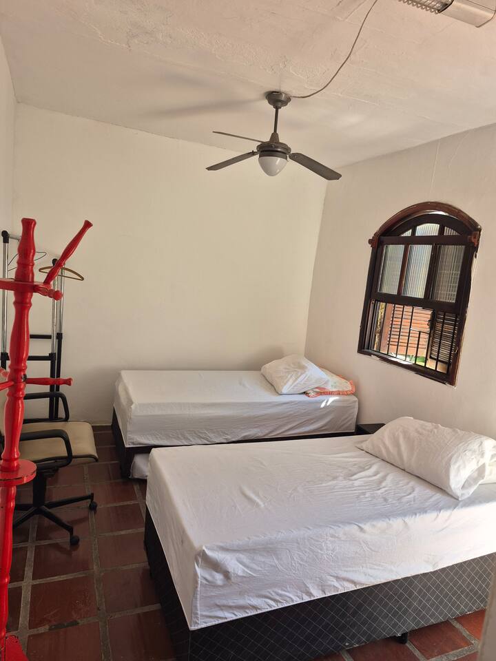 soba 3 – apartman – izvan kuće
2 jednostruka kreveta s
 2 pomoćna jednostruka kreveta.

1 stropni ventilator i 1 zidni ventilator
3 dodatna madraca
