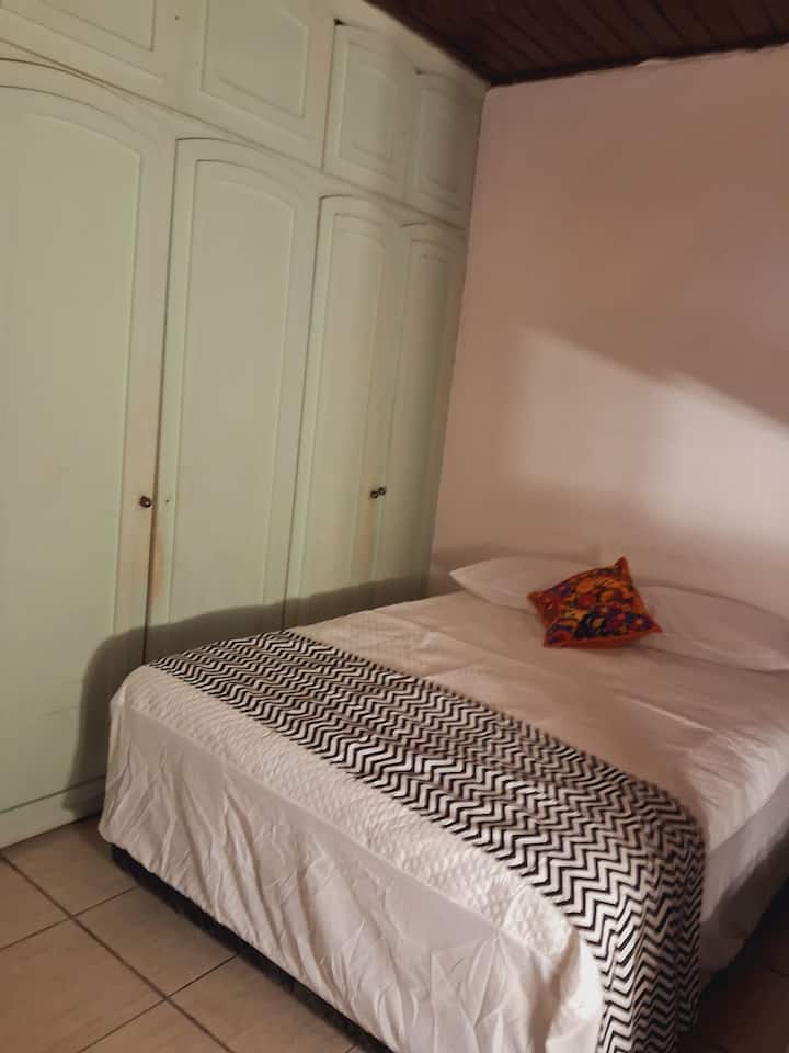 1. spavaća soba

1 bračni krevet (širine 125-149 cm
1 belixe
ventilator