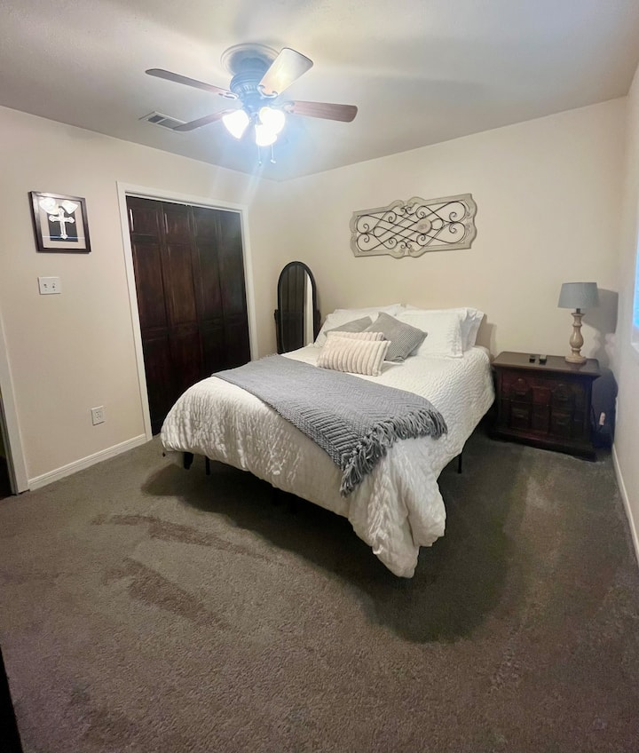 Primary bedroom/ Queen Bed and full-Size Mirror
Large Closet space