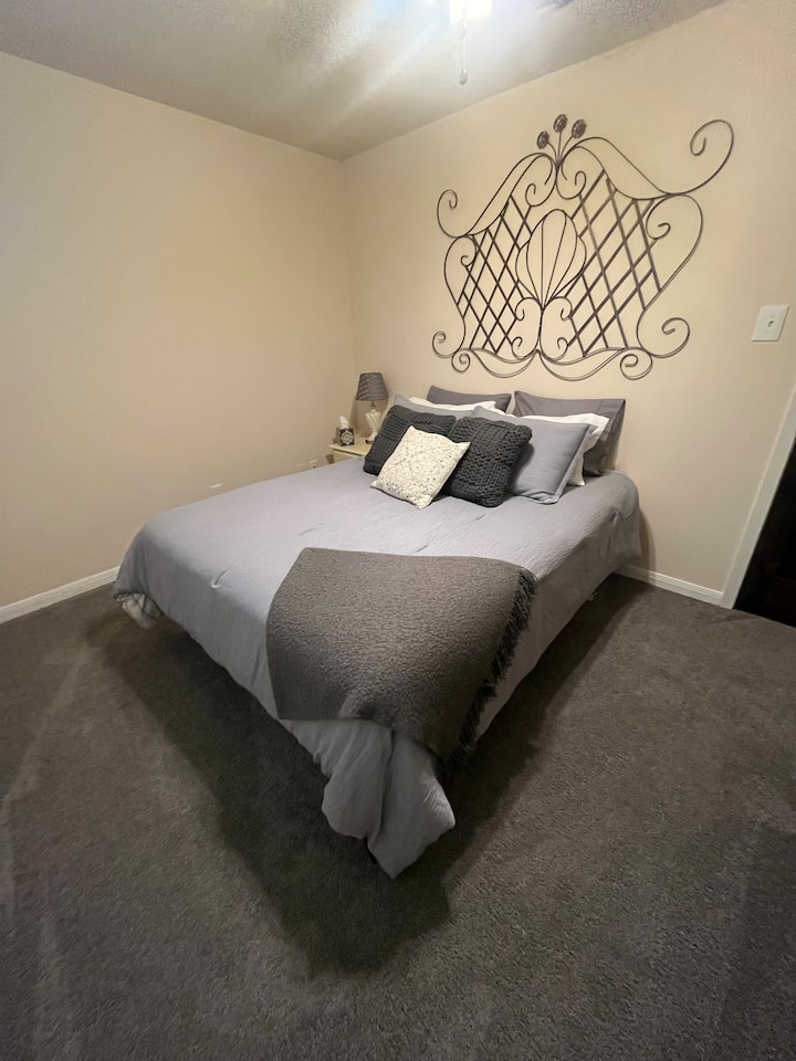 Bedroom 2/Queen size Bed