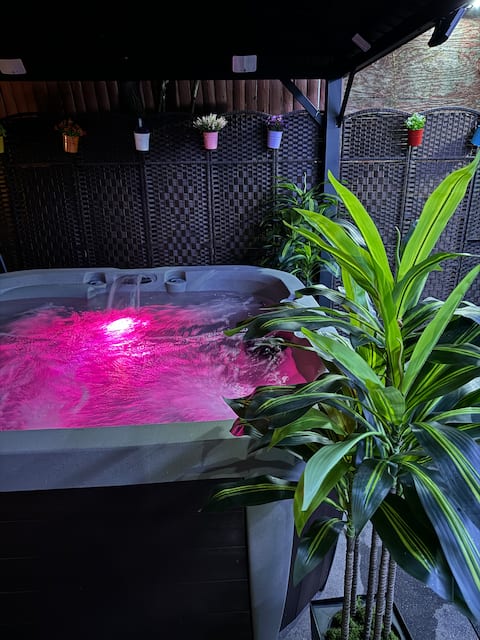 Unique RV near NYC w/Jacuzzi, Billiards, & Parking