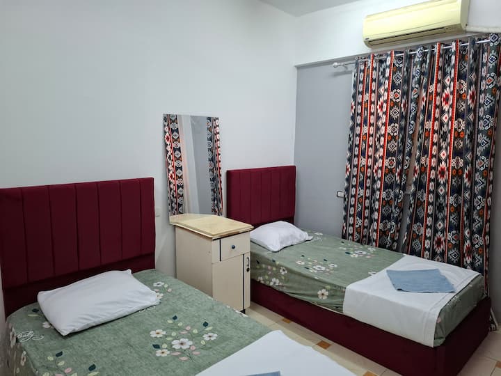 Слика 1 од david hostel aswan 1-ви кат со брачен кревет (широк 180-220 см) 102