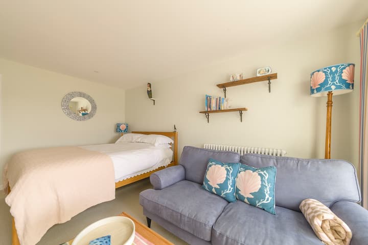Sunny, Airy Space With Valley Views - Gorran Haven