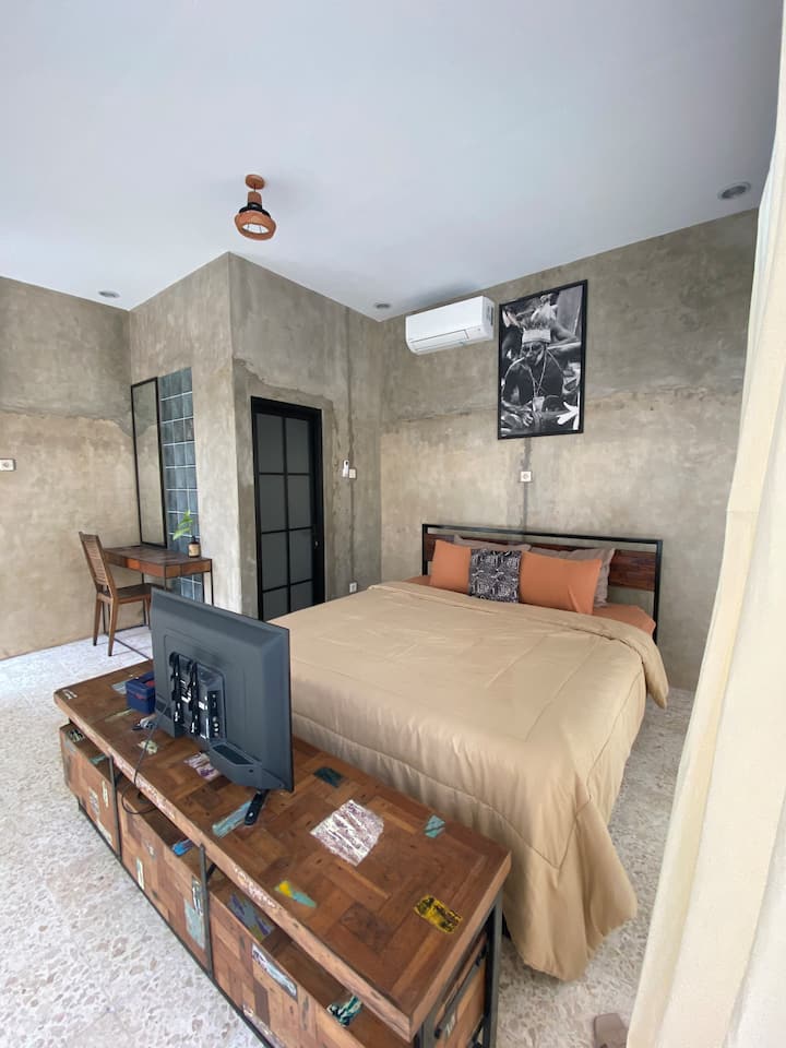 La sala de estar es un concepto semi industrial de 4x5 m2 equipado con aire acondicionado y un baño privado con calentador de agua.