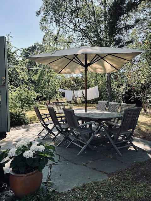 Spacious 60s Family Villa – 15 Min to Stockholm