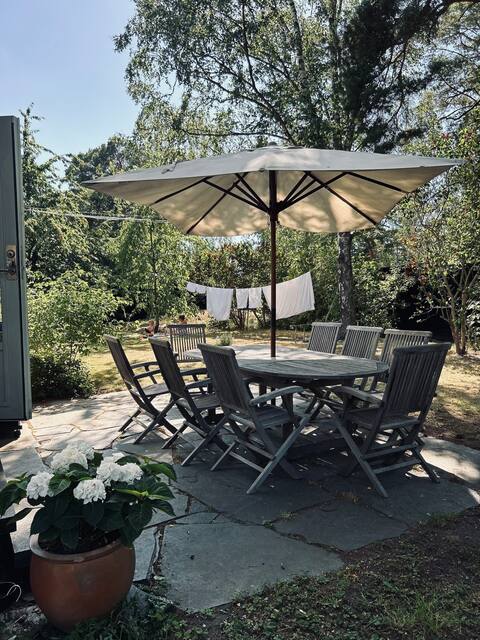Spacious 60s Family Villa – 15 Min to Stockholm