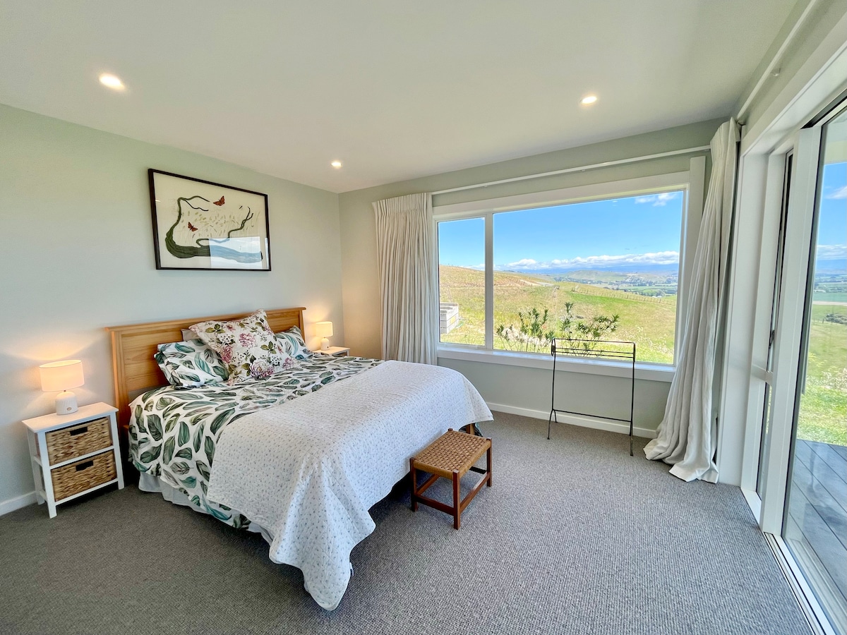 Esta preciosa habitación tiene las mejores vistas del atardecer de la casa. Hay una cama tamaño king que da al norte, pero disfruta del cálido sol en la cama por la tarde. ¡Perfecto para una siesta tranquila!