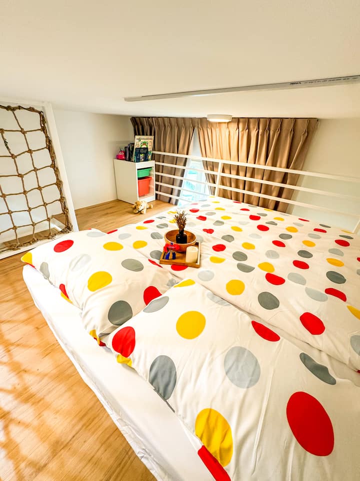 Duerme sobre la diversión

Sube a la cama alta y disfruta de una experiencia de descanso única, cómoda y memorable. Ideal para niños y jóvenes de corazón, es un divertido refugio para relajarse, recargar energías y despertar listos para otro día de aventuras.