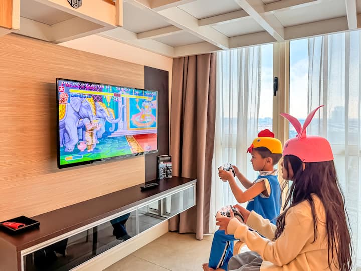 Batalla de juego amistosa

¡Organiza una competencia amistosa entre los niños con una emocionante sesión de juegos de consola! Es una configuración ideal para una pequeña rivalidad entre hermanos o para jugar en equipo, manteniendo a todos entretenidos y riendo durante horas