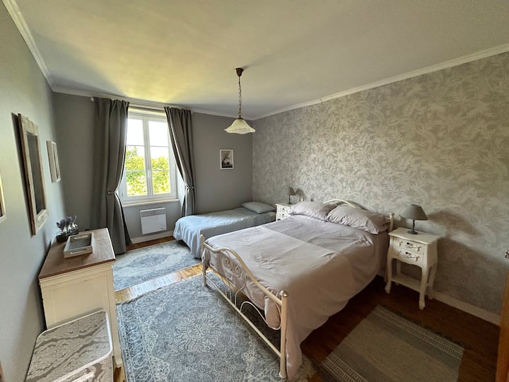 4号卧室是一间宽敞的双人卧室，配有内置衣柜、小型辐射加热器和抽屉柜。 窗户打开，可欣赏花园、游泳池和乡村美景。 如果需要，这里有另一张单人床的空间。
