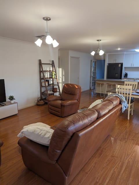 Popular Airbnb listing: Modern living in Thurgoona in Albury City Council