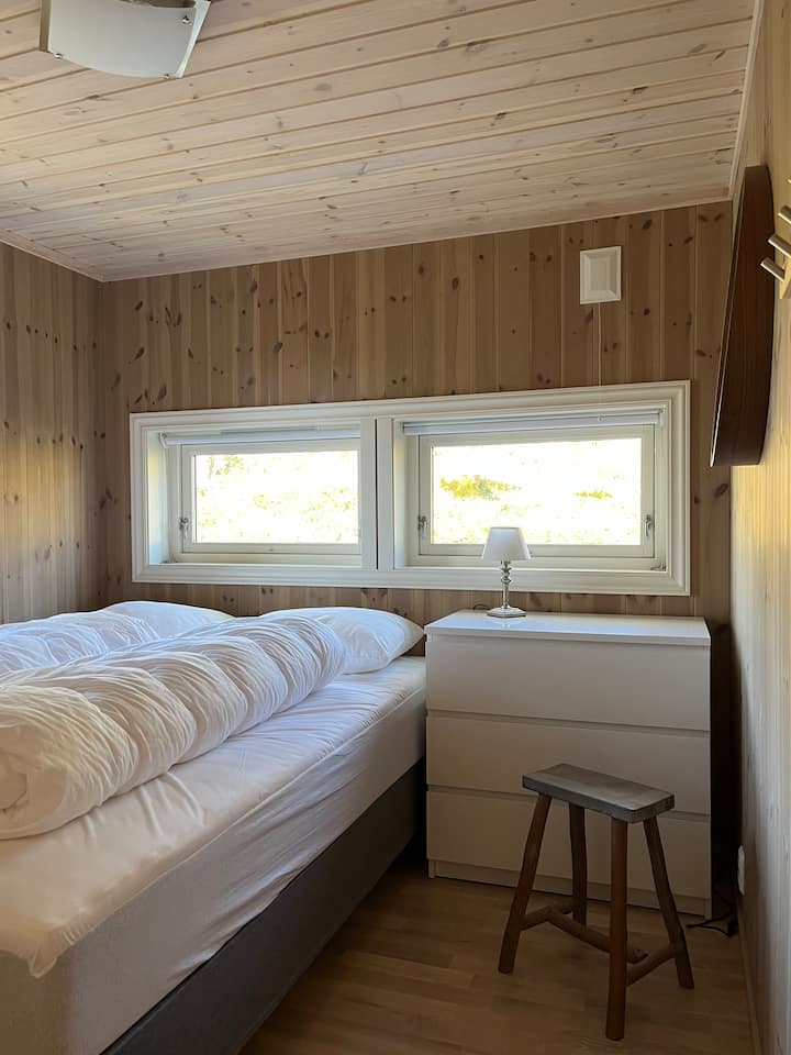Dobbeltseng: 150 cm × 200 cm.
Kommode for oppbevaring av klær.