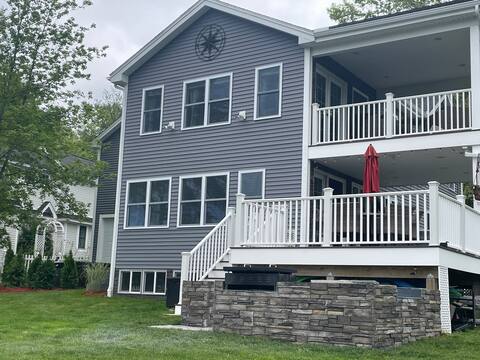 Executive Lake Front Retreat,hot tub, firepit,PETS