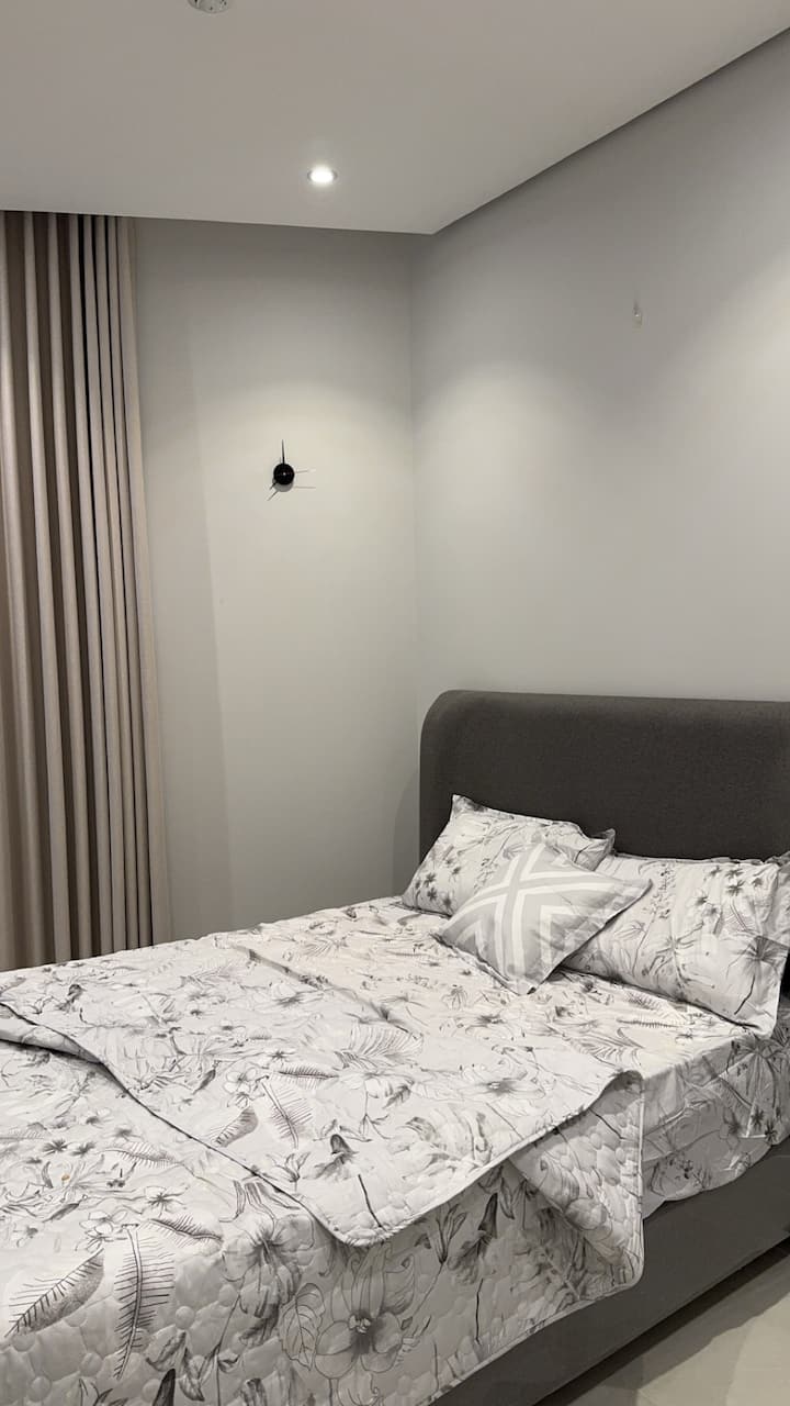 El aire acondicionado de esta habitación no funciona y se ha enviado una solicitud de mantenimiento para solucionar el problema.

El aire acondicionado de esta habitación no funciona. Ya se ha enviado una solicitud de mantenimiento para solucionar el problema.
