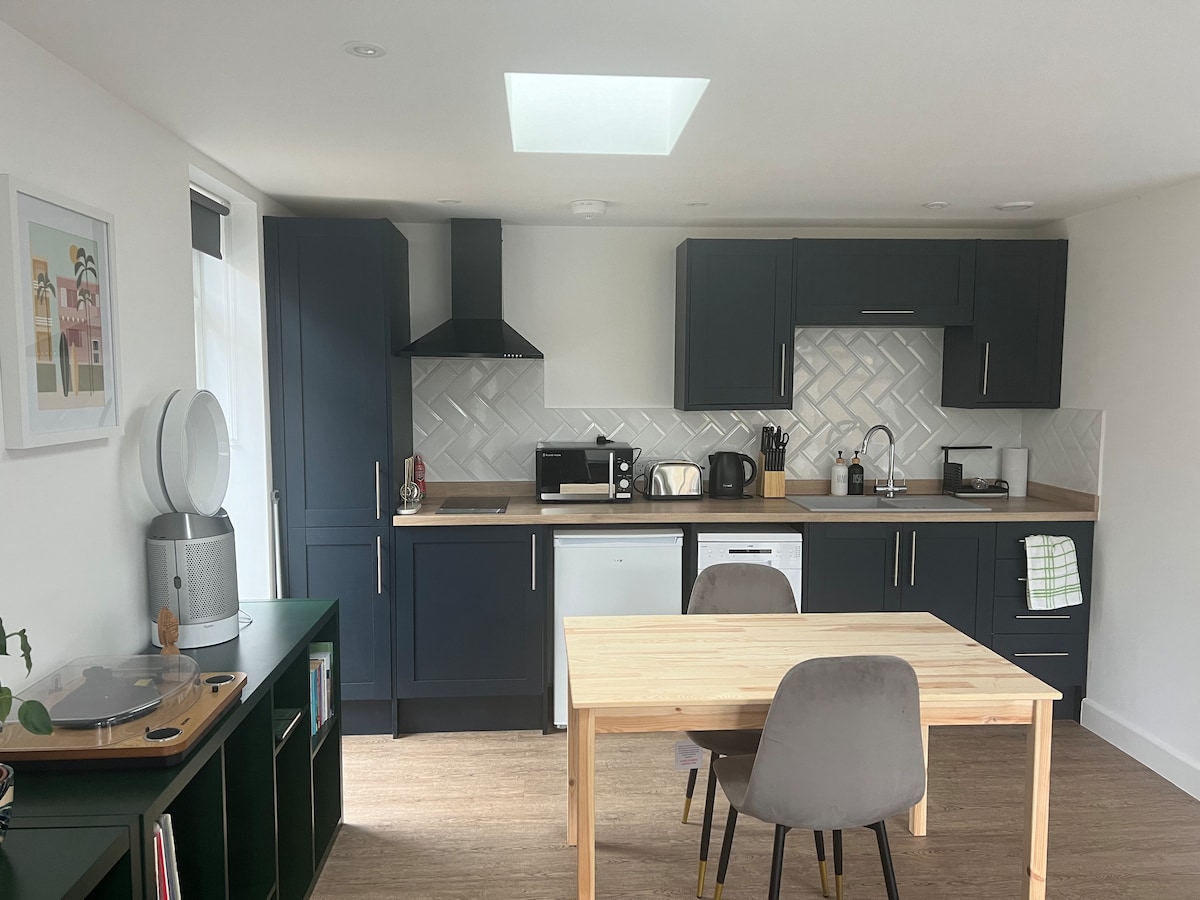 Popular Airbnb listing: Hideaway by the Sea in Christchurch