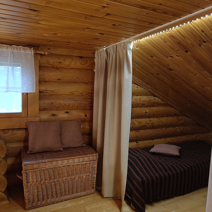 Na poschodí sú štyri pokojné výklenky na spanie s celkovo šiestimi pohodlnými posteľami. Výklenky sú ukryté za závesom a steny medzi výklenkami vytvárajú súkromie podobné hniezdu a útulnú atmosféru.
