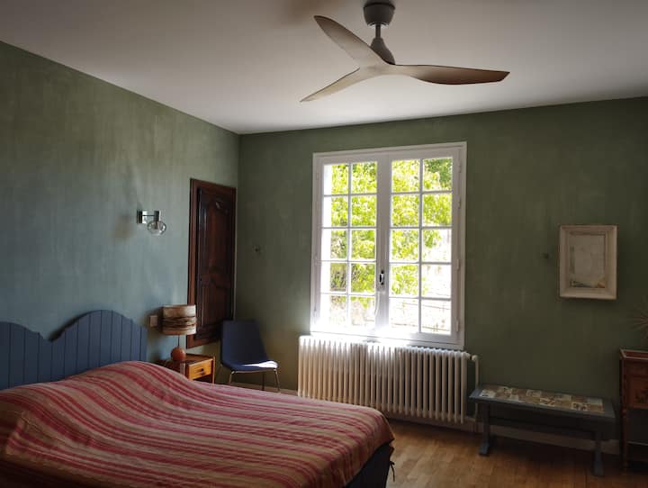 Un ventilateur de plafond moteur DC pour un maximum de confort  (aucun bruit aux  vitesses basses),  été comme hiver.