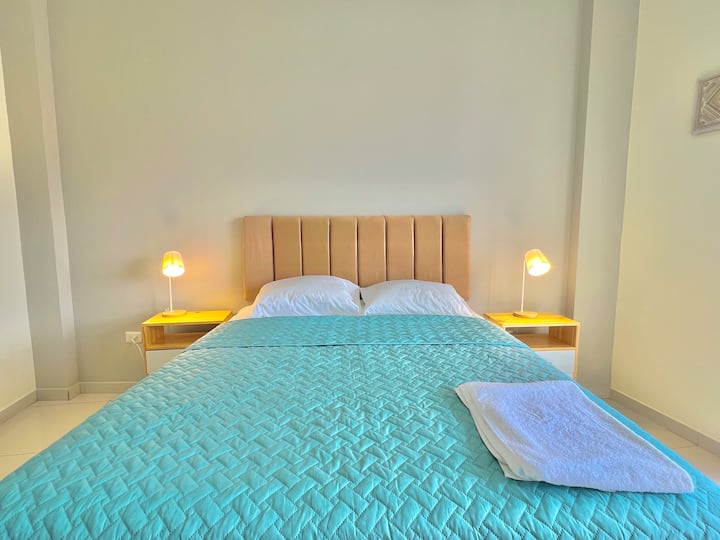 La habitación ofrece una cama amplia y confortable, una decoración minimalista y un armario espacioso para almacenar tus pertenencias. Es ideal para disfrutar de una noche de descanso pacífico.