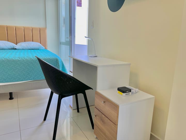 Área de trabajo en la habitación , equipada con un escritorio moderno y una silla cómoda, perfecta para quienes necesitan un espacio para trabajar o estudiar.