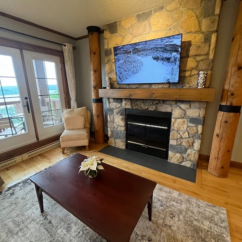 Top Airbnb: Condo with lake view, ski in/out in Les Laurentides