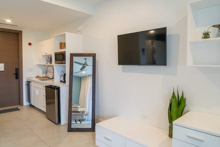 Private Guesthouse Near Seven Mile Beach In Cayman - West Bay