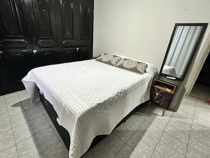 Habitación doble: cama de tamaño estándar, aire enfriado y ventilador de techo. El armario no está disponible para los huéspedes.