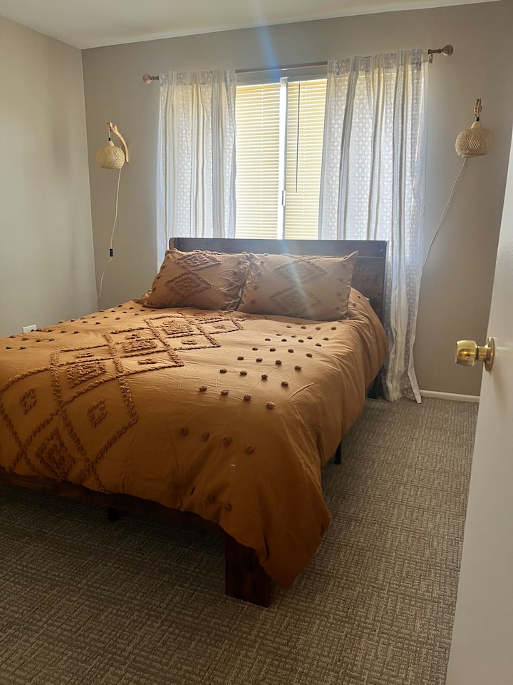 Удобен бохо стил со перници и прекривка за спуштање 