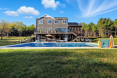 Exec Retreat Heated Pool 7 Beds; 2.5 Bath 6000 sf